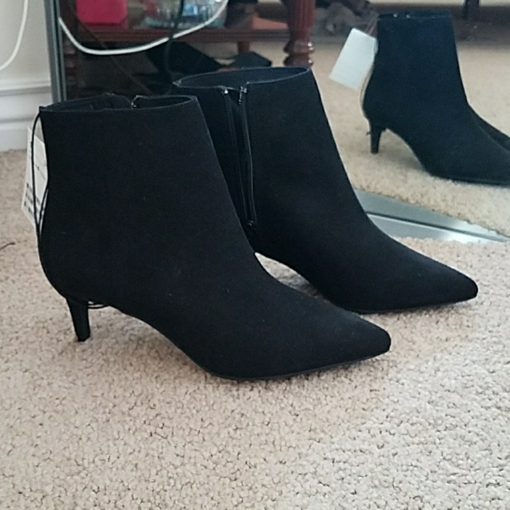 *SOLD* NEW H&M pointed toe black booties